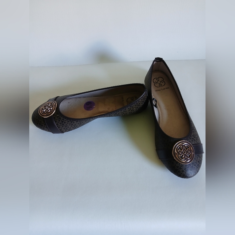 Daisy Fuentes Black & Brown Flat Shoes With Medallion Sz6.5M